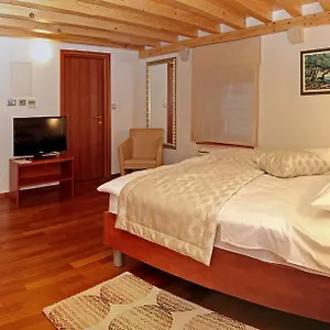 Monika 4*, Trogir Kroatien